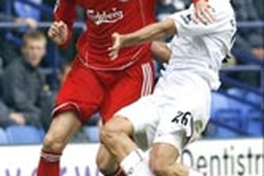 Sân Reebok "nhấn chìm" Liverpool!