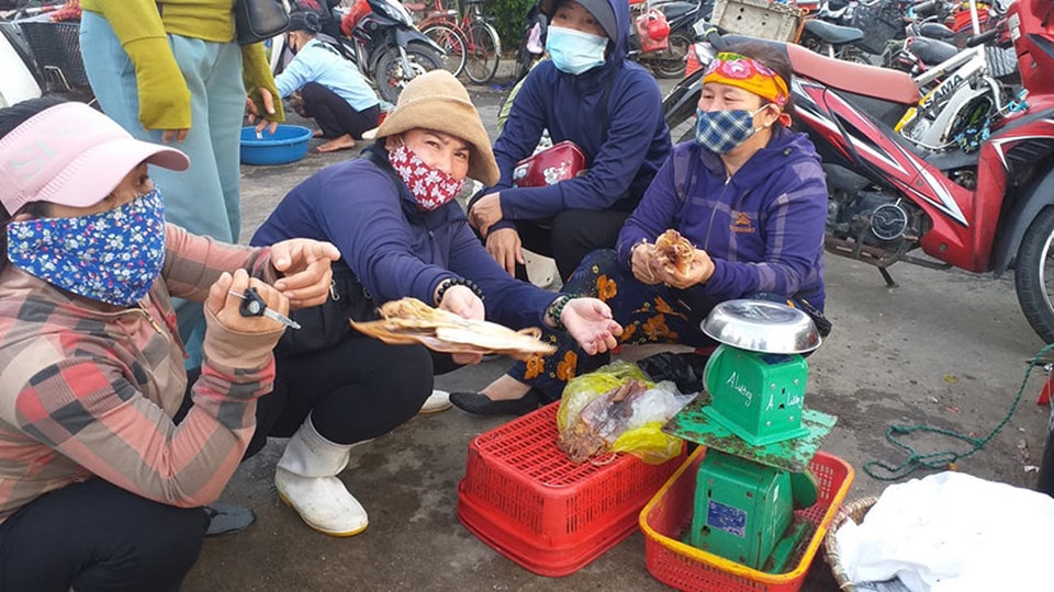 Cận cảnh những mẻ cá khủng kịp cập bến phục vụ rằm tháng 7 - 4 Cận cảnh những mẻ cá khủng kịp cập bến phục vụ rằm tháng 7 - 4