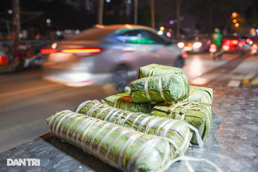 Người Hà Nội bắc bếp củi, quây quần luộc bánh chưng xuyên đêm trên vỉa hè - 9 Người Hà Nội bắc bếp củi, quây quần luộc bánh chưng xuyên đêm trên vỉa hè - 9