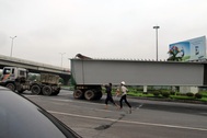 Hà Nội: Dầm cầu vượt nặng hàng chục tấn lao thẳng xuống đường