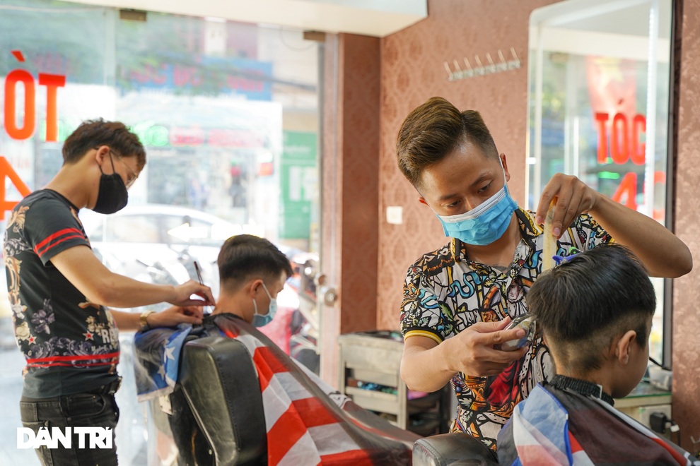 Người dân vội vã đi cắt tóc gội đầu trước khi Hà Nội chính thức cấm từ 13/7 - 4 Người dân vội vã đi cắt tóc gội đầu trước khi Hà Nội chính thức cấm từ 13/7 - 4