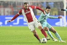 Thua đối thủ yếu, Barcelona vẫn giữ được ngôi đầu bảng Champions League