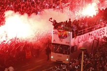 Thành Madrid “rực cháy” chào đón những người hùng