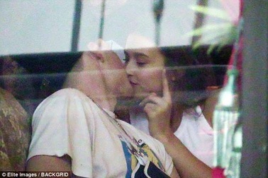 Vừa chia tay bạn gái, Brooklyn Beckham đã hò hẹn với người mẫu Playboy