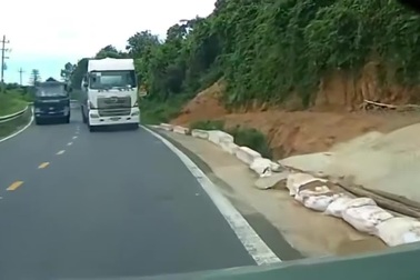 Xe bồn lấn làn vượt ẩu khiến người trong xe đối diện hốt hoảng