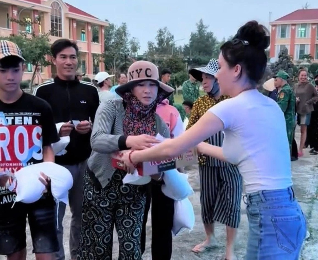 Tài xế xinh đẹp ở Tuyên Quang tự đổ xăng, lái xe tải 30 tấn cứu trợ vùng lũ - 2 Tài xế xinh đẹp ở Tuyên Quang tự đổ xăng, lái xe tải 30 tấn cứu trợ vùng lũ - 2