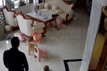 Khoảnh khắc em bé ở Nam Định thoát nguy gang tấc khi tường gạch đổ sập