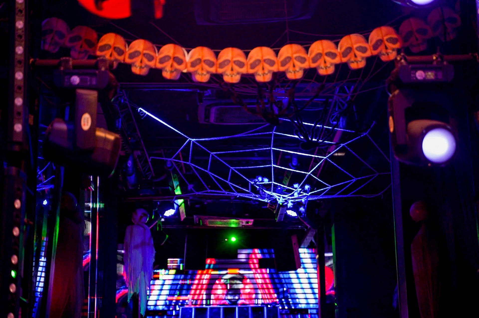 Đường phố TPHCM ngập tràn ma quỷ dịp lễ Halloween - 7 Đường phố TPHCM ngập tràn ma quỷ dịp lễ Halloween - 7