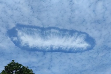 Đám mây hình dạng kỳ lạ, giống "cửa thiên đường" trên bầu trời Indonesia