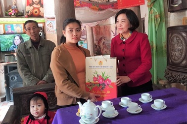 Phó Ban Tổ chức Trung ương trao quà tới công nhân có hoàn cảnh khó khăn