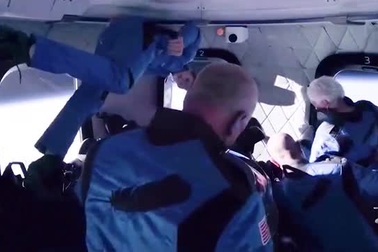 Tỷ phú Jeff Bezos trải nghiệm cảm giác không trọng lượng