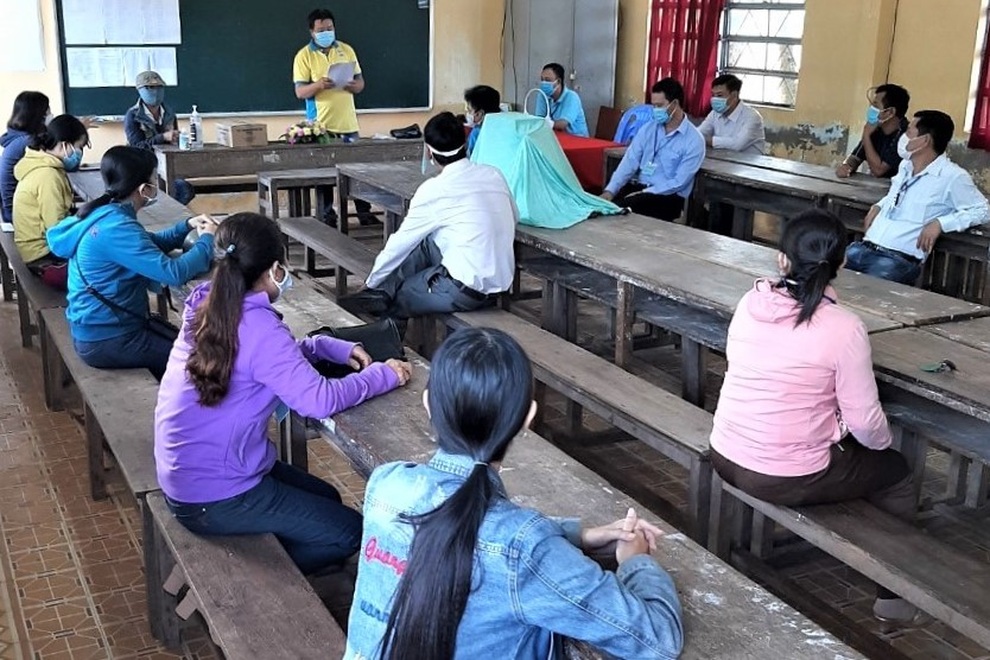 Đội quân tóc dài vừa lo việc nhà vừa hăng hái phòng, chống dịch Covid-19 - 1 Đội quân tóc dài vừa lo việc nhà vừa hăng hái phòng, chống dịch Covid-19 - 1