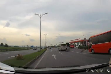 Xe máy lộn một vòng khi đâm vào đuôi xe ô tô đang đi chậm trước mặt