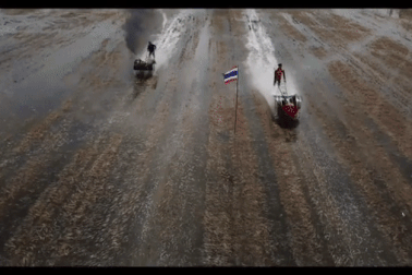 Xem nông dân đua... máy cày lao vun vút trên đồng ruộng