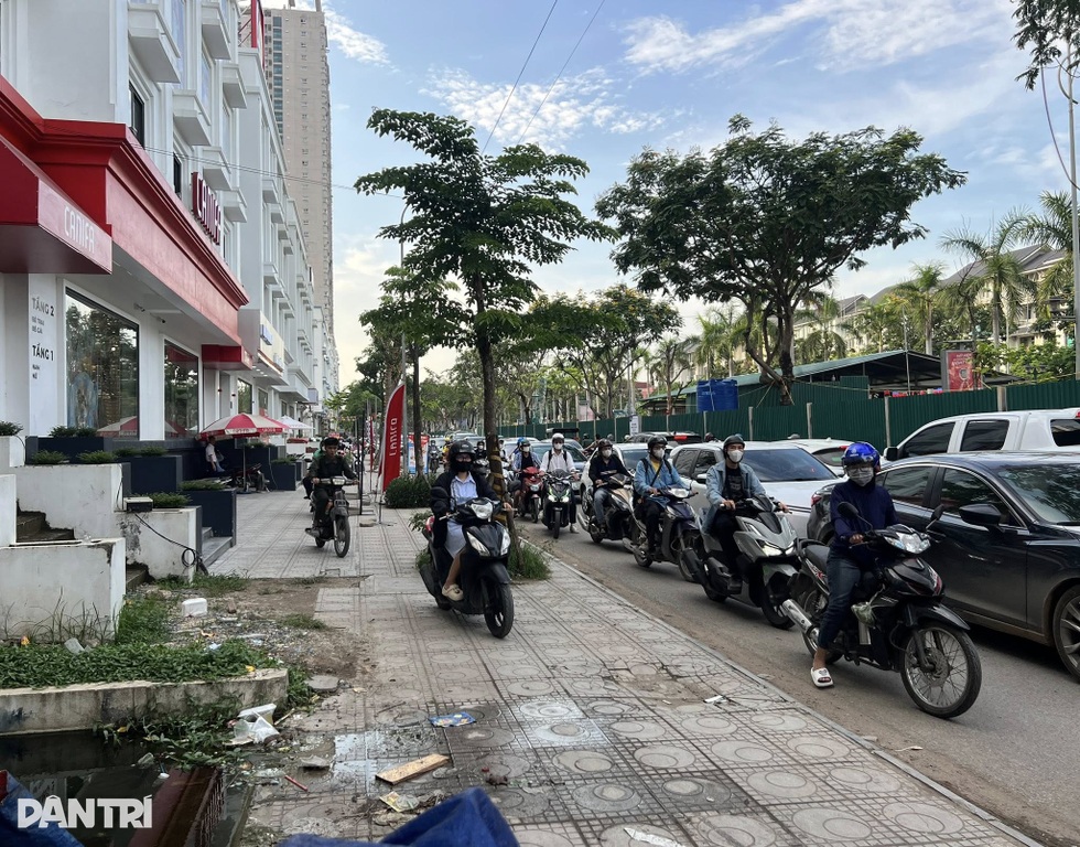 Phân luồng ở Đại lộ Thăng Long: Giao thông hỗn loạn, bỏ xe đi bộ về nhà - 3 Phân luồng ở Đại lộ Thăng Long: Giao thông hỗn loạn, bỏ xe đi bộ về nhà - 3