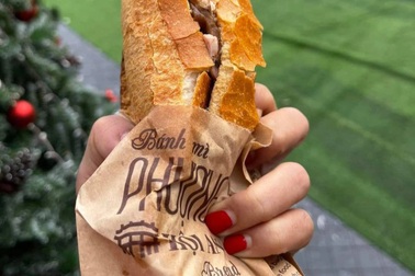 Yêu cầu chủ tiệm bánh mì Phượng ở Hội An nhắc nhở, chấn chỉnh nhân viên