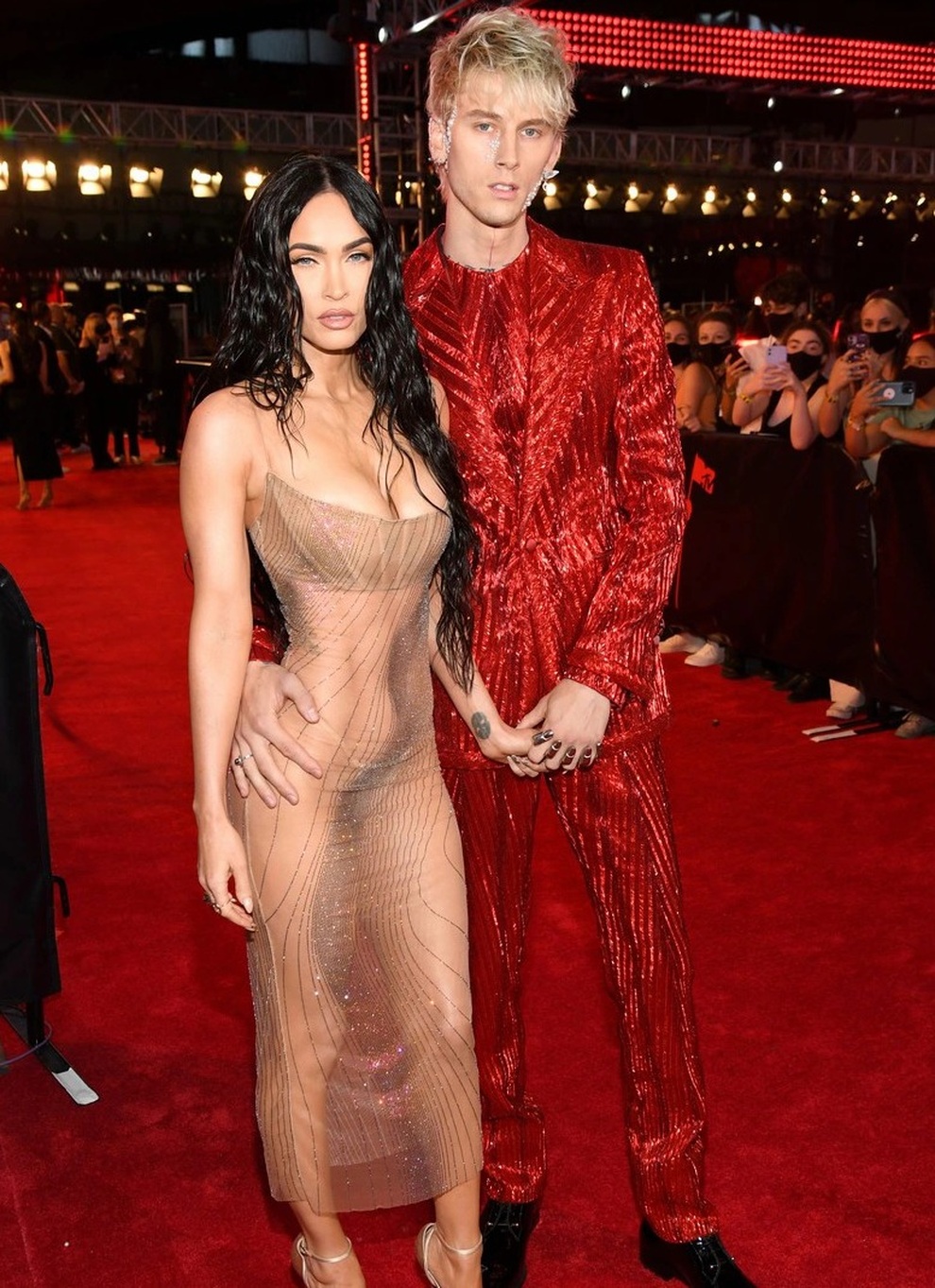 Kourtney Kardashian và chồng cũ Hoa hậu Mỹ tỏa sáng trên thảm đỏ VMA - 5 Kourtney Kardashian và chồng cũ Hoa hậu Mỹ tỏa sáng trên thảm đỏ VMA - 5