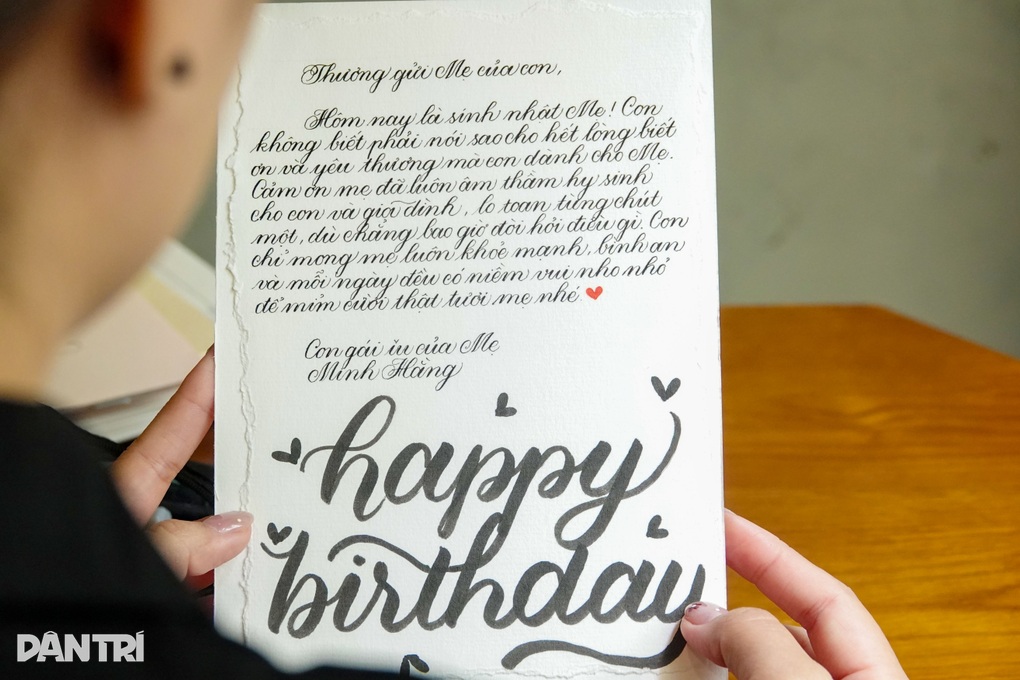 Cô gái 9X kiếm bộn tiền nhờ chữ đẹp, khách chốt đơn liên tục - 2