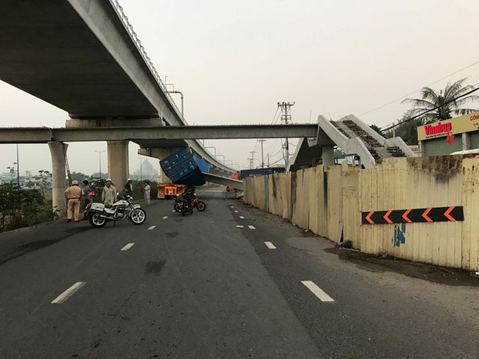 Vụ xe container kéo sập dầm cầu: Dầm cầu vượt thấp hơn thiết kế - 2 Vụ xe container kéo sập dầm cầu: Dầm cầu vượt thấp hơn thiết kế - 2