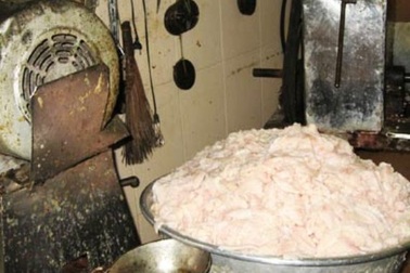 Dùng thịt ôi, màng mỏng Trung Quốc sản xuất lạp xưởng