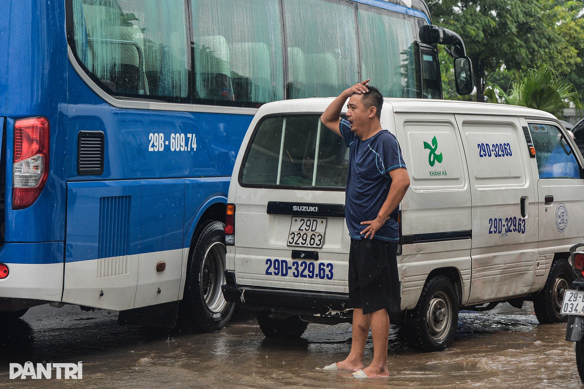 Hàng loạt ô tô ở Hà Nội bồng bềnh trong biển nước - 2 Hàng loạt ô tô ở Hà Nội bồng bềnh trong biển nước - 2