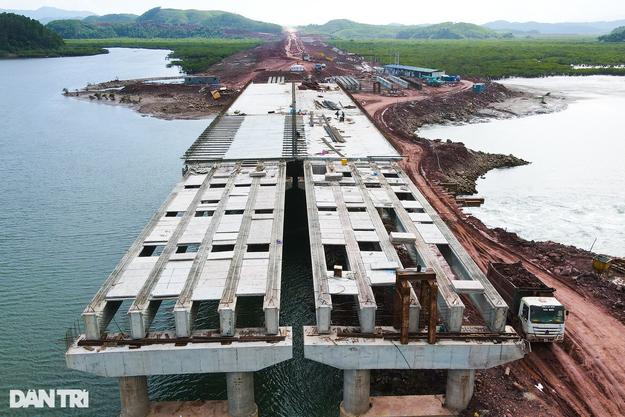 Quảng Ninh: Cầu trăm tỷ vượt biển Vân Đồn gấp rút hoàn thành dịp cuối năm - 3 Quảng Ninh: Cầu trăm tỷ vượt biển Vân Đồn gấp rút hoàn thành dịp cuối năm - 3