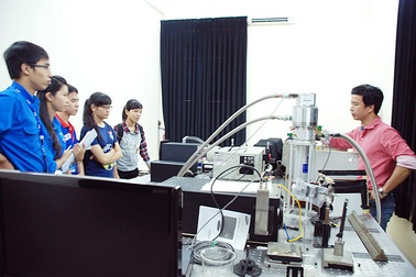 Học sinh Hà Nội lần đầu "ngắm" phòng thí nghiệm vật lý hạt nhân