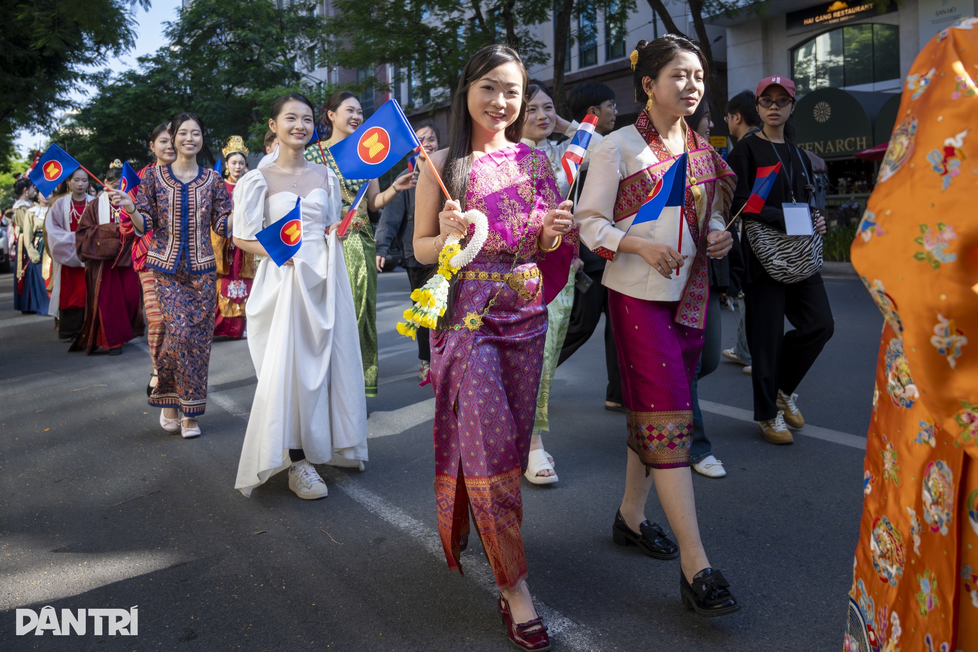 Hơn 1.000 người diễu hành cổ phục, khoe sắc rực rỡ quanh hồ Hoàn Kiếm - 8