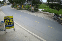 Ô tô đâm vào người phụ nữ đứng bên đường rồi bỏ chạy