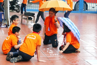 Học sinh Lomonoxop đội mưa đón trung thu truyền thống