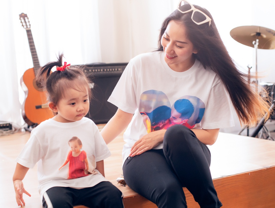 Khoảnh khắc ấm lòng của gia đình Khánh Thi giữa dịch Covid-19 - 13