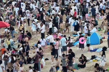 Cảnh khó tin ở bãi biển dài 1,8km với 200.000 khách ở Trung Quốc