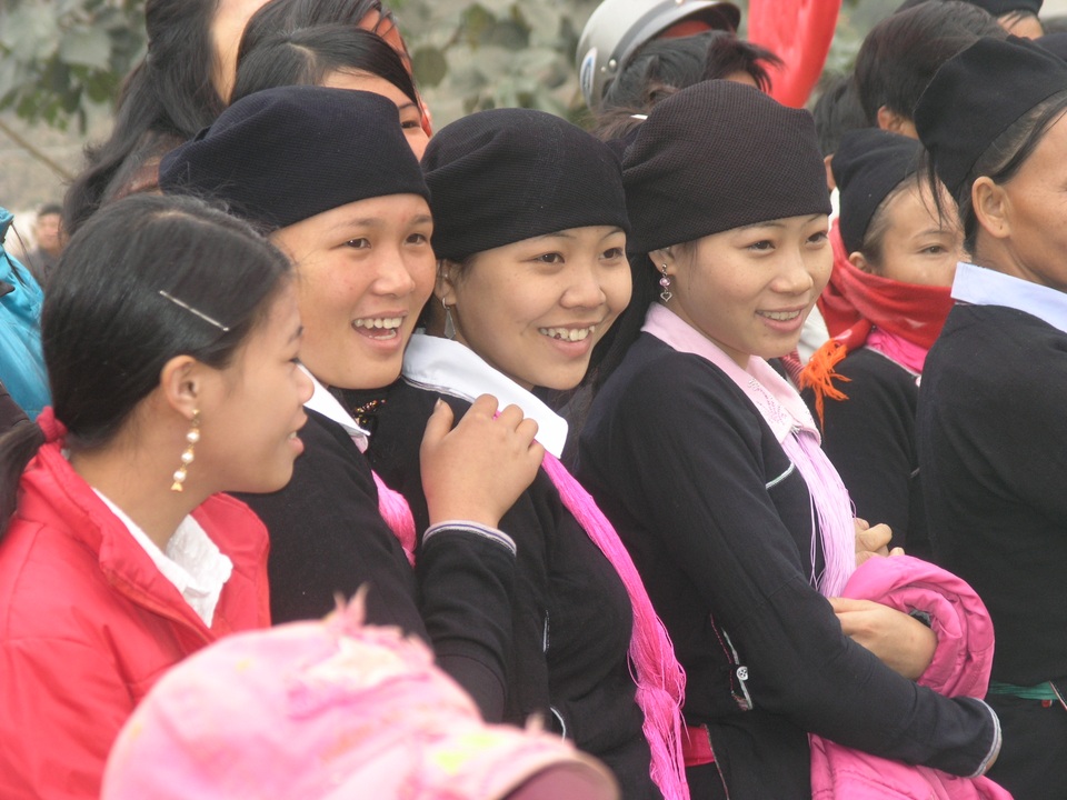 Vẻ đẹp độc đáo khăn mũ của phụ nữ vùng cao Tây Bắc - 1 Vẻ đẹp độc đáo khăn mũ của phụ nữ vùng cao Tây Bắc - 1
