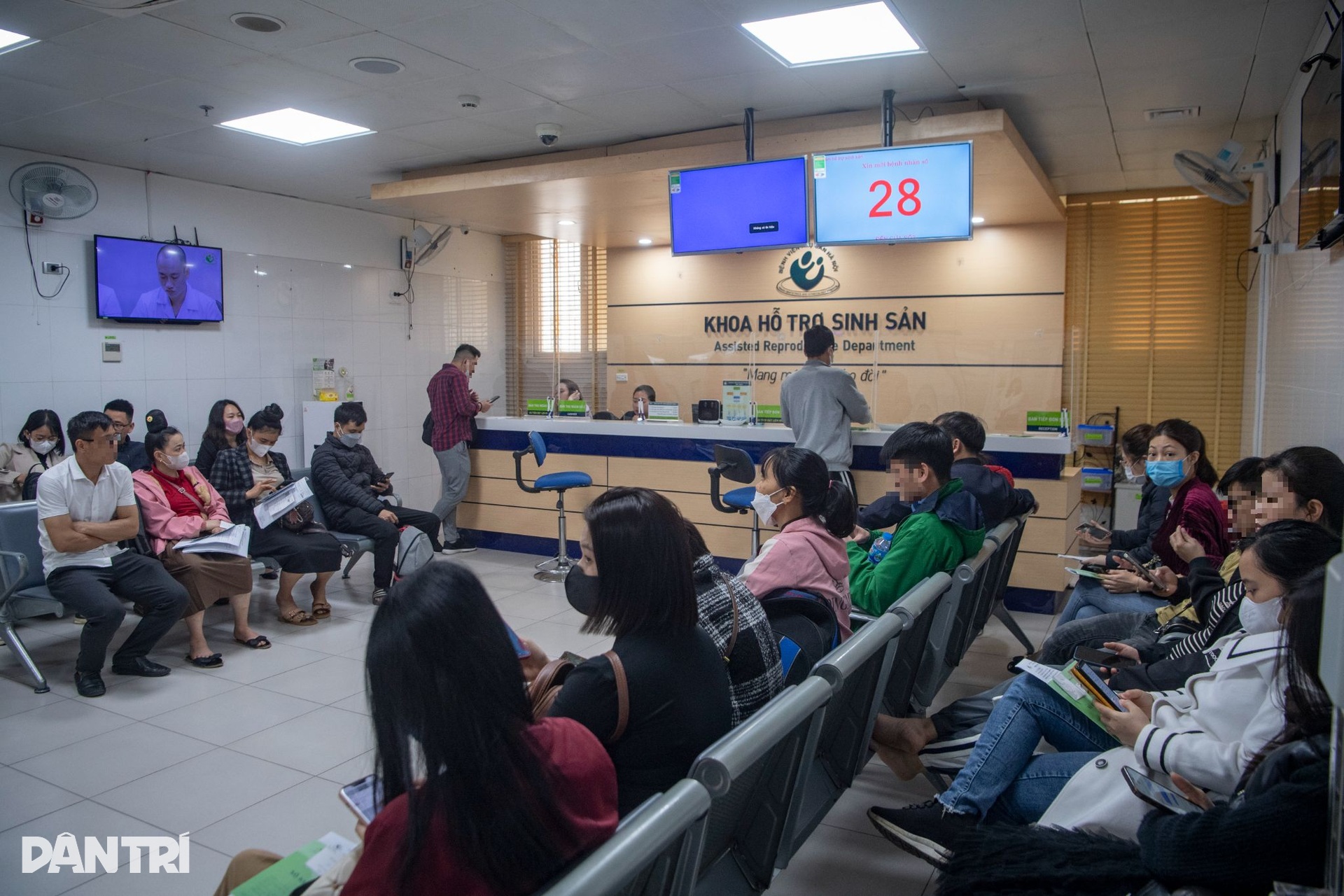 Bác sĩ sản chạy hết công suất vì cơn sốt rồng vàng - 1 Bác sĩ sản chạy hết công suất vì cơn sốt rồng vàng - 1