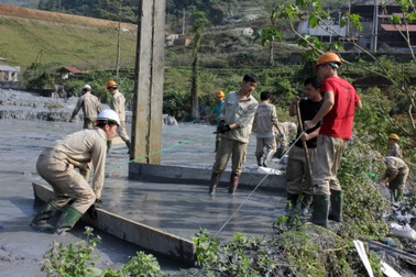 "Chạy đua" với hàng ngàn m3 bùn thải chì kẽm tấn công sông Gâm
