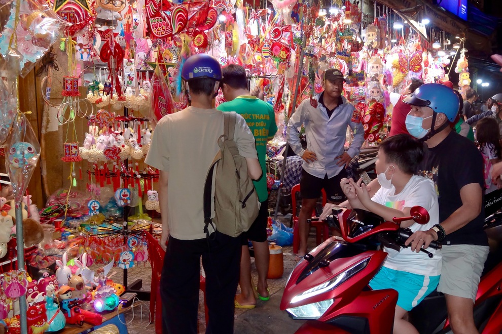 Lồng đèn kiểu mới cháy hàng, tiểu thương 4 ngày bán 1.200 cái vẫn than - 1