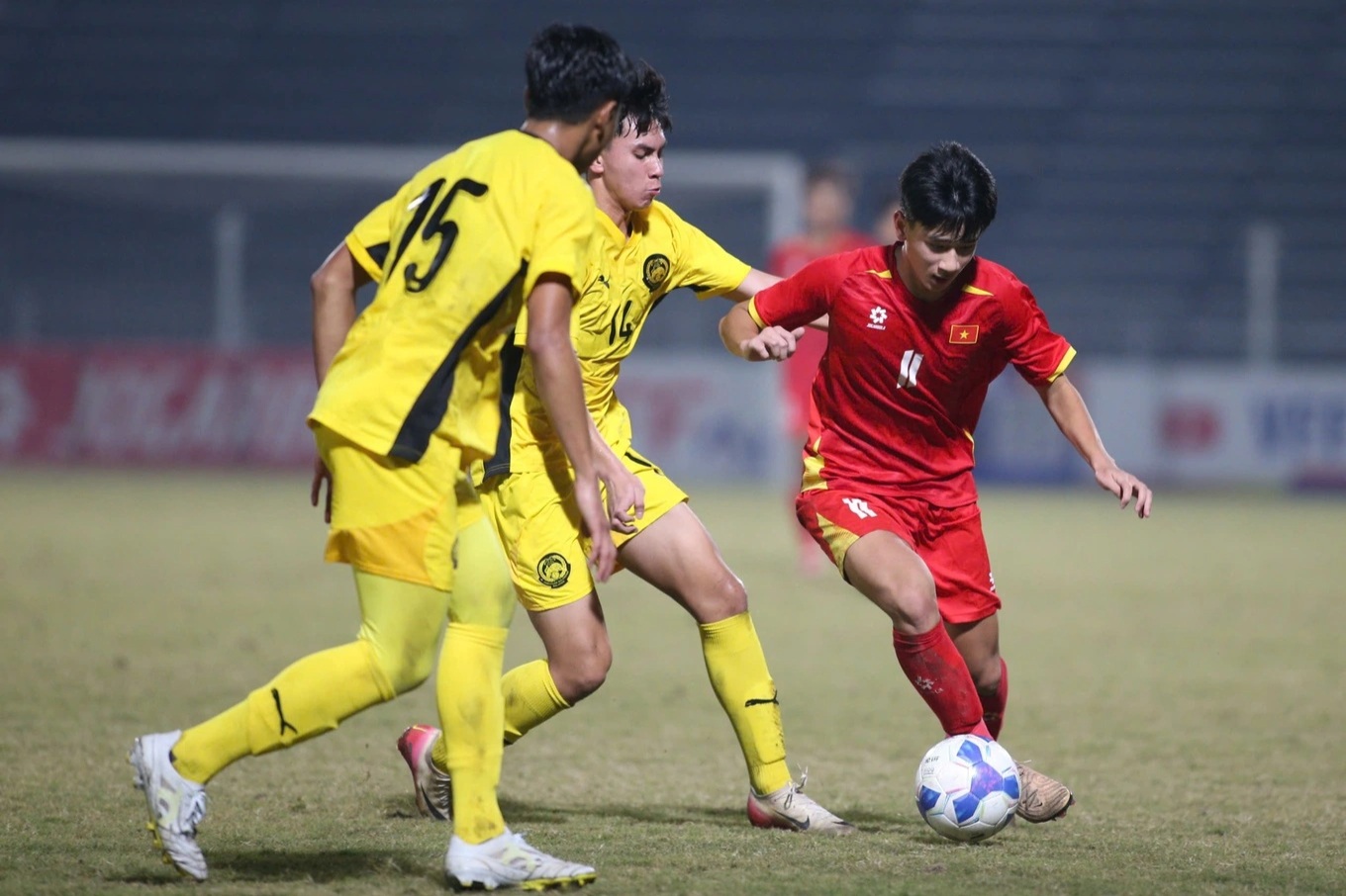 HLV Cklamovski chê bóng đá trẻ Malaysia "mộng du cả thập kỷ"