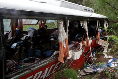 Xe khách mất thắng đâm vào vách núi, 17 người chết và bị thương