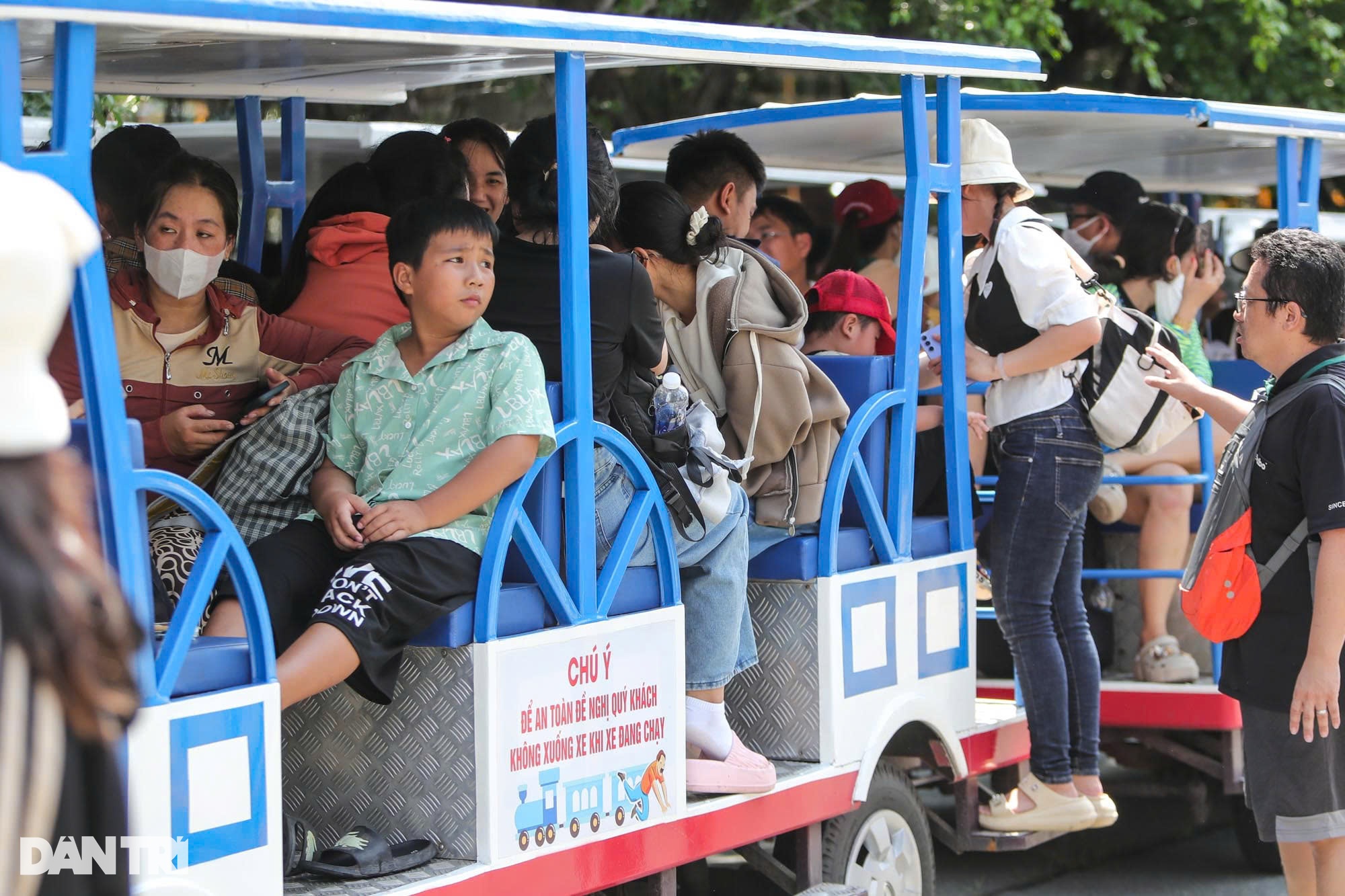 View - Bà Nguyễn Phương Hằng miễn phí vé khiến khu du lịch Đại Nam chật kín người | Báo Dân trí