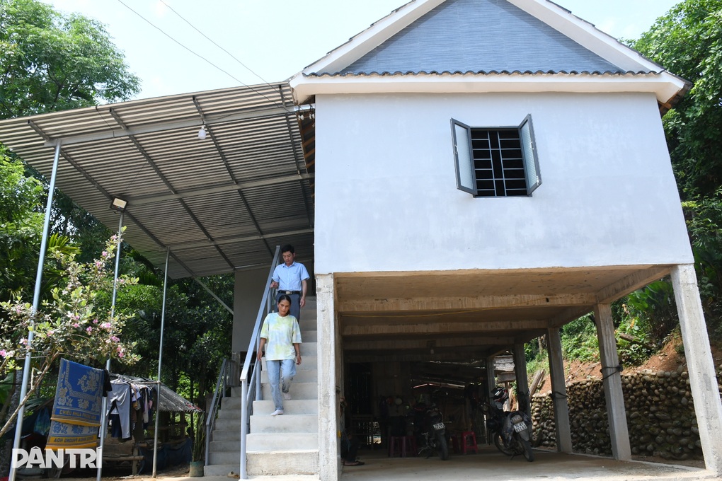 Chủ tịch, cán bộ xã mang tiền đến năn nỉ dân làm nhà - 1