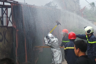 Hà Nội: Cháy lớn tại làng Triều Khúc