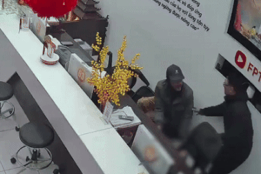 Bảo vệ kể phút lao vào can ngăn đối tượng cầm dao dọa "giết chết chúng mày"