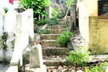 Đập phá mộ lấy sắt thép bán sắt vụn