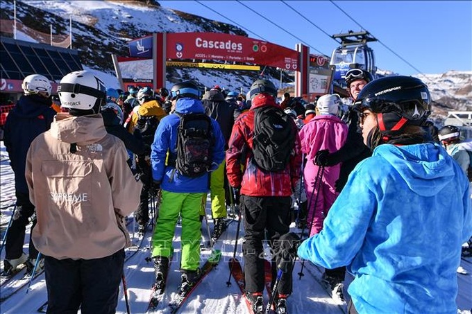 Du khách tại khu nghỉ dưỡng trượt tuyết Val Thorens trên dãy núi Alps, Đông Nam nước Pháp trong ngày đầu mở cửa trở lại, ngày 20/11/2021. Ảnh: AFP/TTXVN