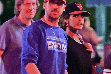 Hình ảnh hiếm hoi của tài tử La La Land bên vợ hơn 6 tuổi