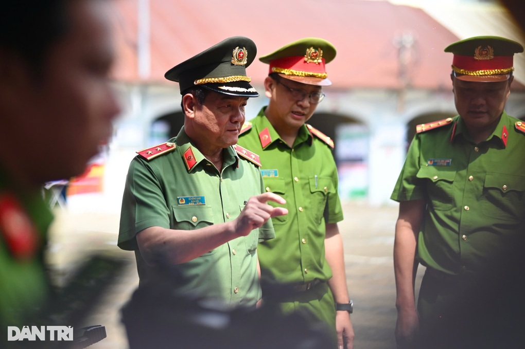 Công an TPHCM ra mắt hai tổ cảnh sát tinh nhuệ trên cạn và dưới nước - 1 Công an TPHCM ra mắt hai tổ cảnh sát tinh nhuệ trên cạn và dưới nước - 1