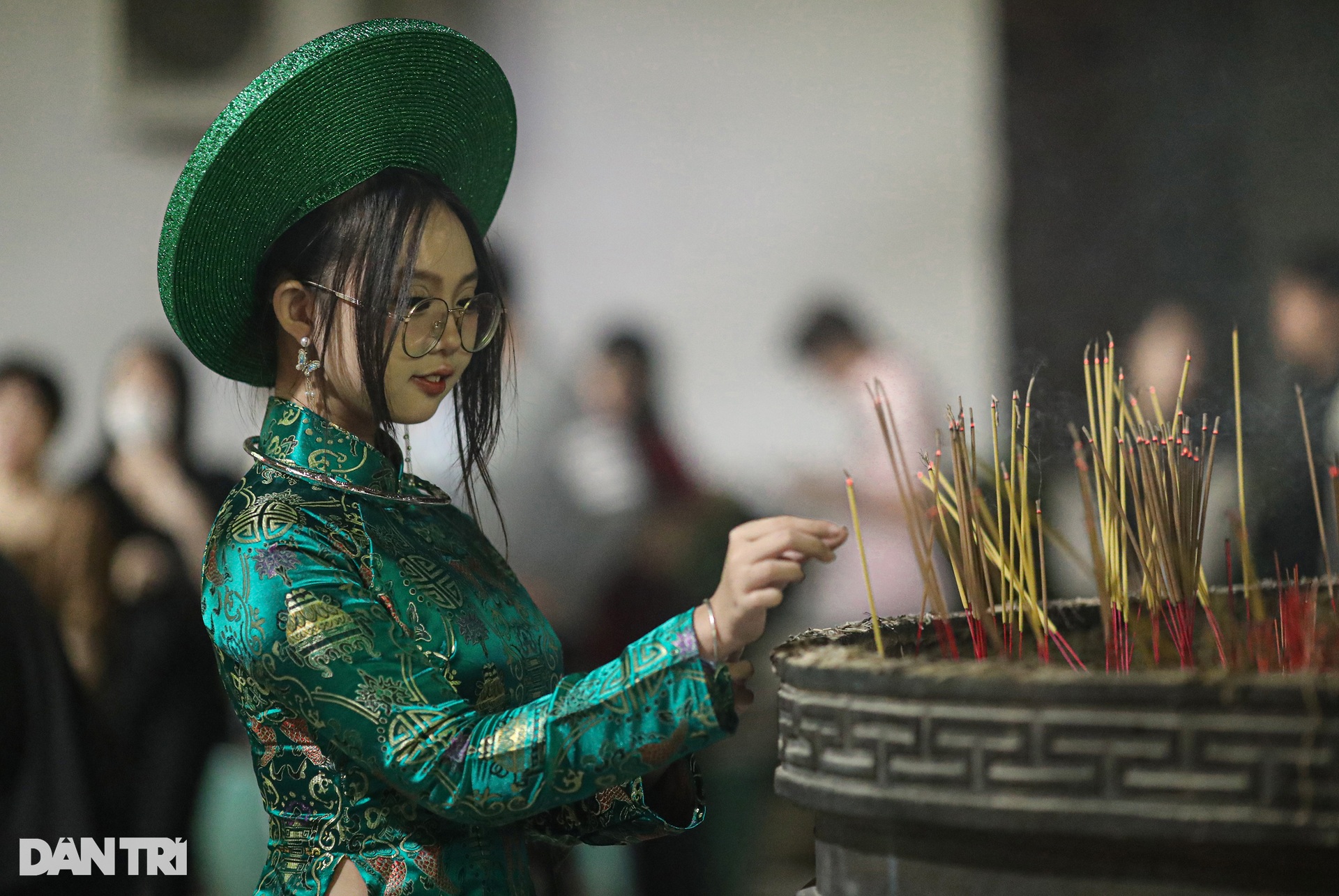 Người dân TPHCM xếp hàng dài chờ gõ chuông chùa đầu năm - 8 Người dân TPHCM xếp hàng dài chờ gõ chuông chùa đầu năm - 8
