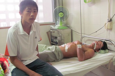 Tân sinh viên chưa nhập học đã phải vào viện chăm cha