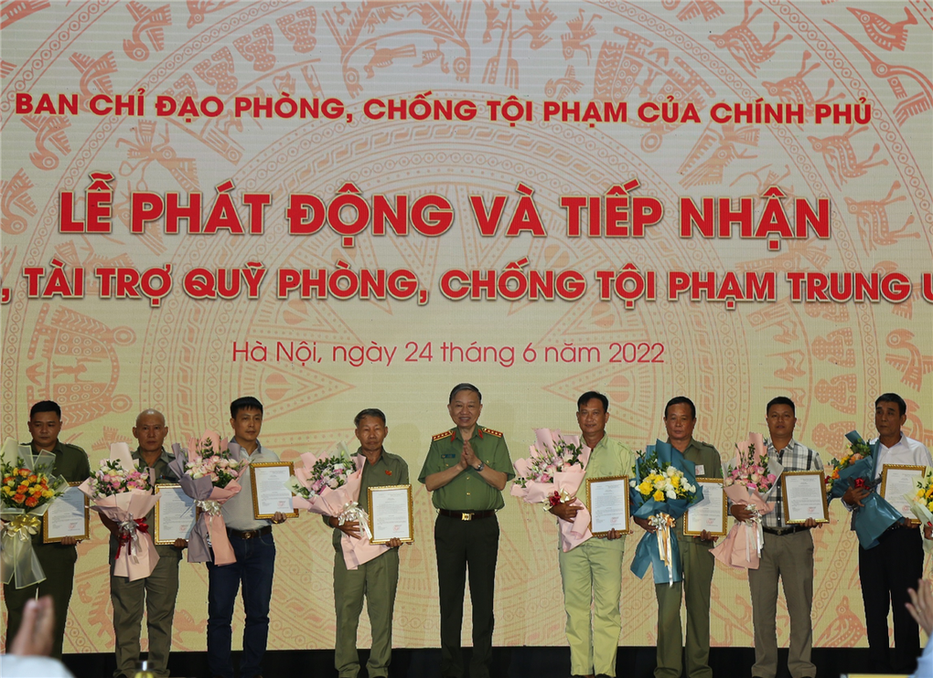 Tiếp nhận ủng hộ Quỹ phòng, chống tội phạm Trung ương - 2 Tiếp nhận ủng hộ Quỹ phòng, chống tội phạm Trung ương - 2