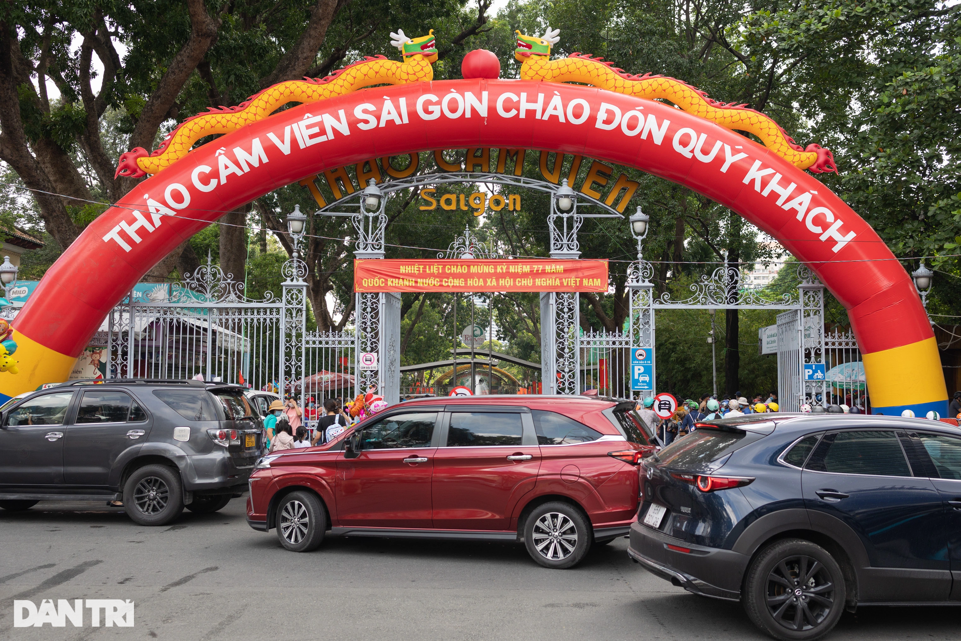 Người dân TPHCM chen chúc ở Thảo Cầm Viên - 1 Người dân TPHCM chen chúc ở Thảo Cầm Viên - 1